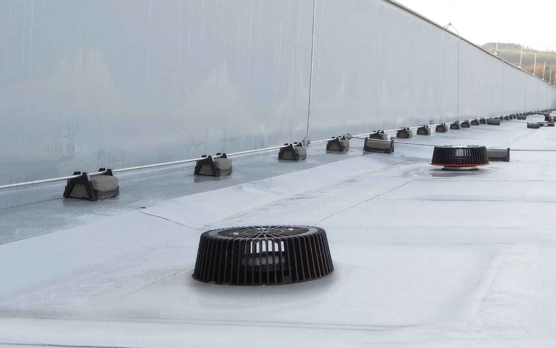 Roof drainage construction example on a flat roof.