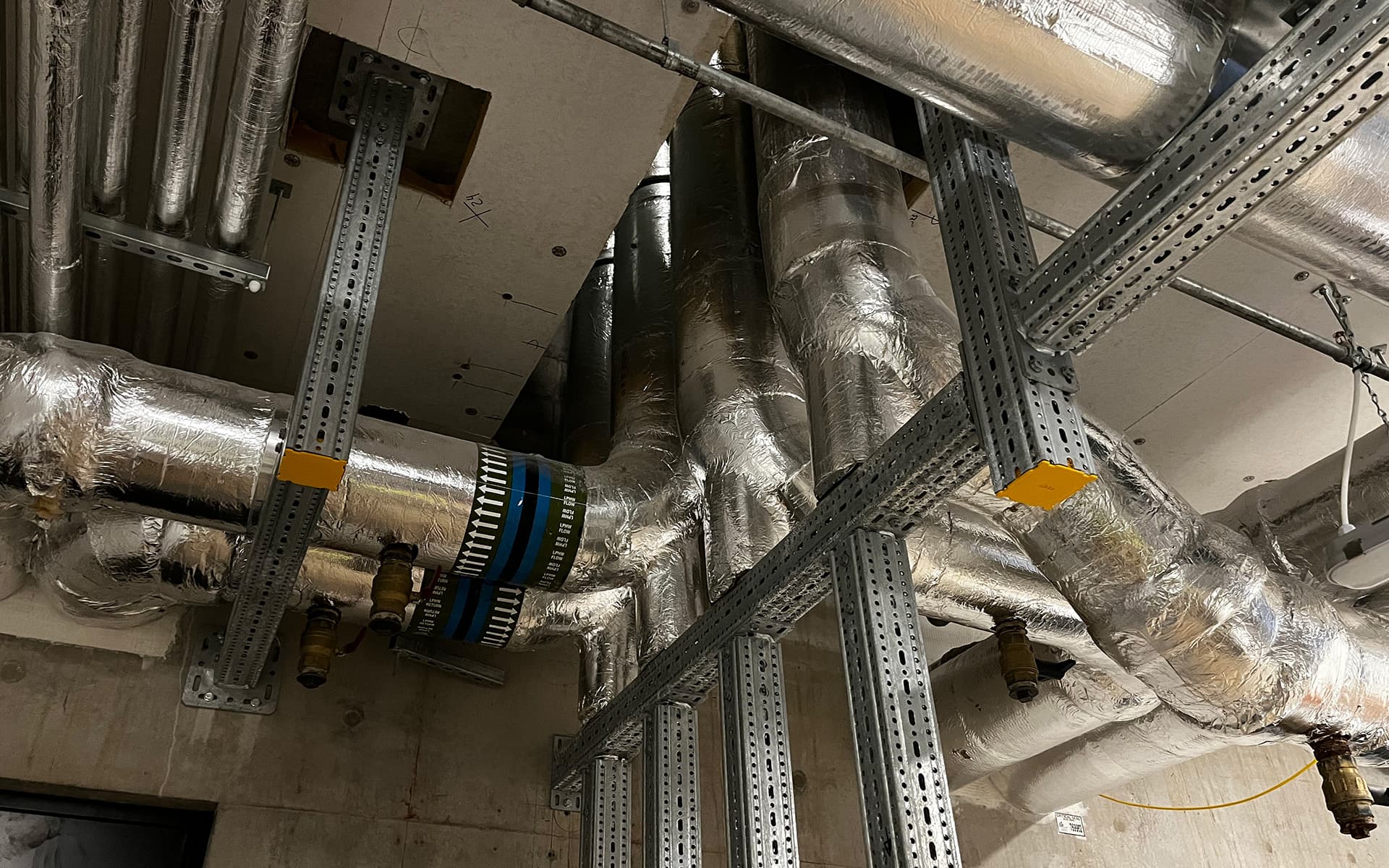 siFramo beams supporting heavy pipework to the roof of a high rise building